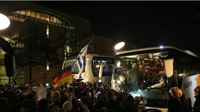 Merkel'e bir otobüs dolusu mülteci gönderildi!