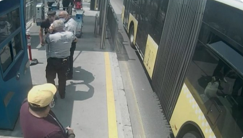 Metrobüste maske uyarısıyla başlayan kavgada gözünden oldu