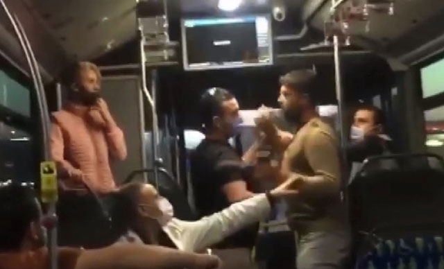 Metrobüste tartışan kadın ve adam, birbirlerinin yüzüne tükürdü