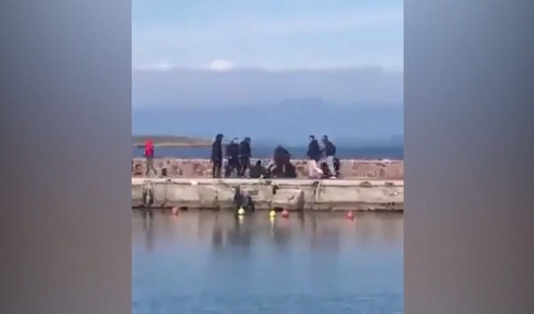 Midilli'de bir grup, sığınmacıların karaya çıkışını engelledi; gazetecilere saldırdı
