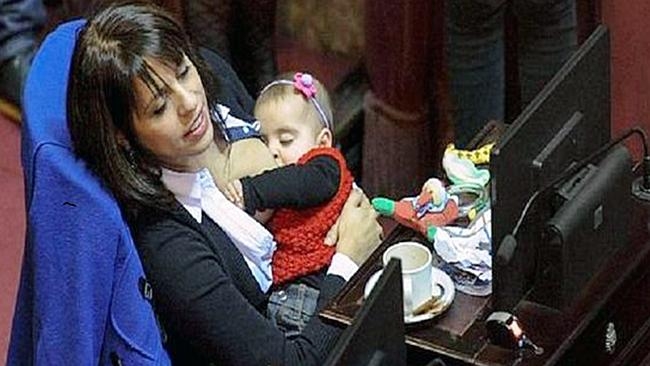 Milletvekili Perez mecliste bebeğini emzirdi!