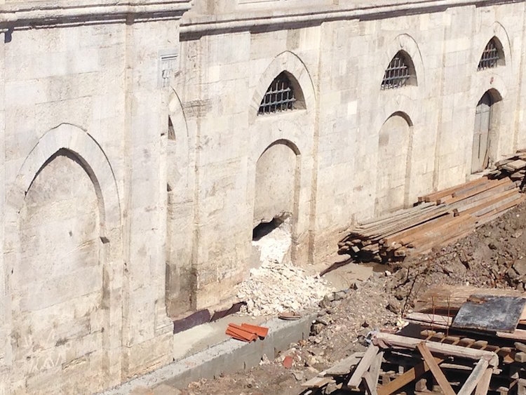 Mimar Sinan'ın yaptığı caminin duvarı delindi!