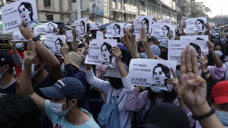 Myanmar'da darbe: İnternet kapatıldığı halde onbinlerce kişi sokağa döküldü
