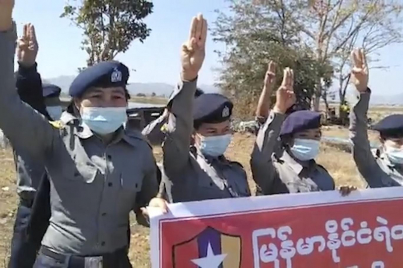 Myanmar'da darbe: Polis sivil itaatsizlik eyleminde