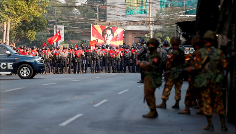 Myanmar'da protestocular polis karakoluna saldırdı: 7 polis öldü