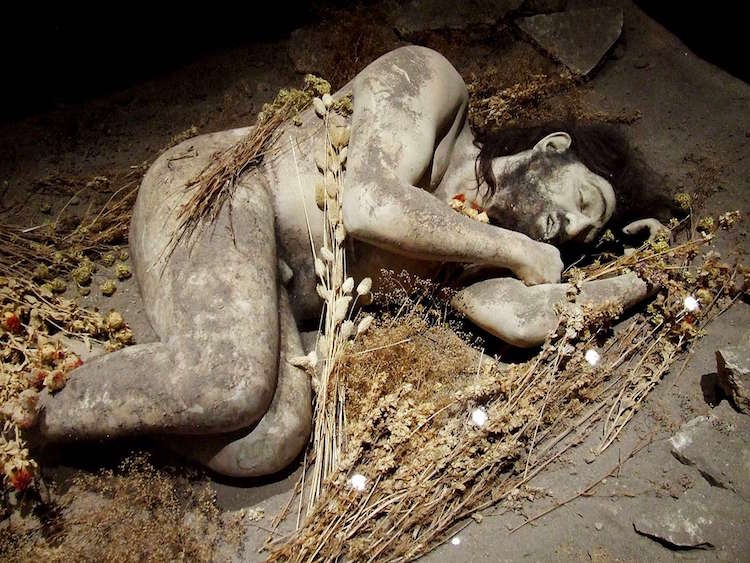 Neandertaller ölülerini çiçeklerle mi gömüyordu?