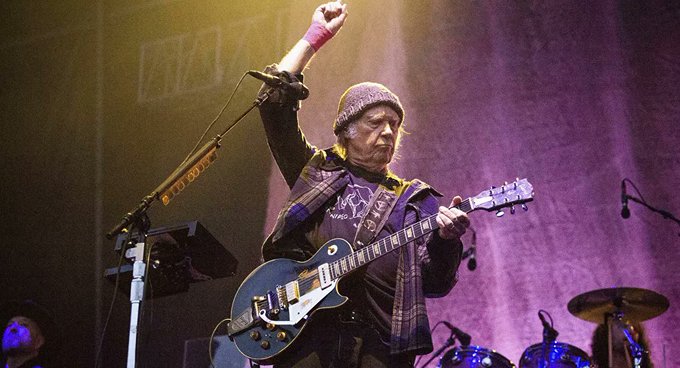 Neil Young, şarkılarını izinsiz kullandığı gerekçesiyle Trump'a dava açtı