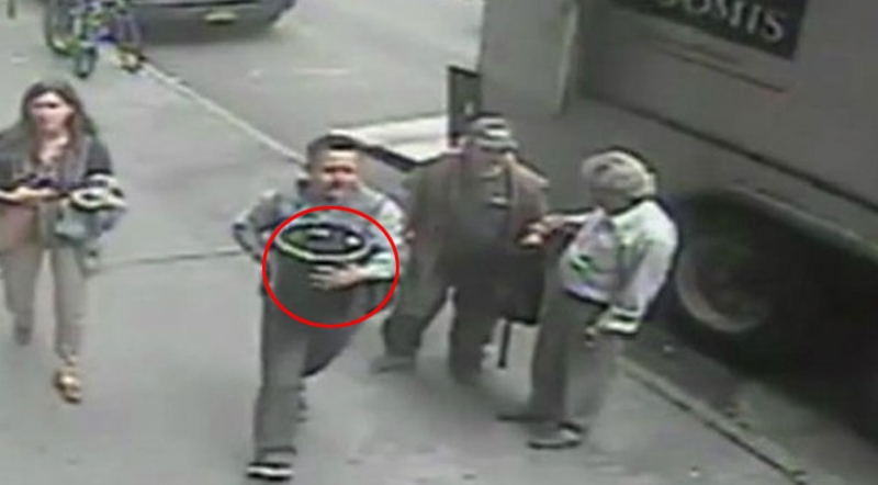 New York polisi, 20 saniyede 1.6 milyon dolar değerindeki altını çalan kişiyi arıyor