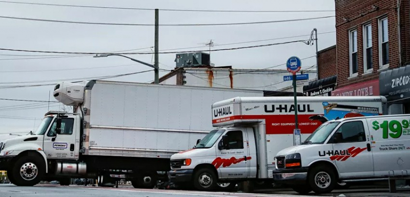 New York'ta ölülerle dolup taşan cenaze evinin kamyonlara yüklediği cesetlere operasyon