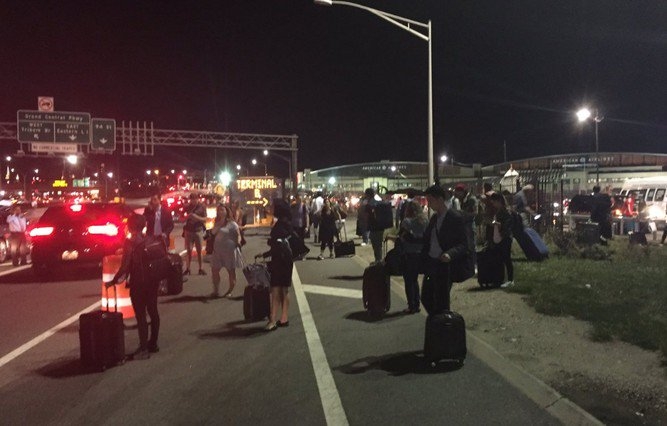 New York'taki havalimanında bomba paniği!