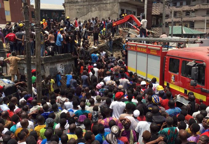 Nijerya'da 3 katlı bina çöktü: Çocukların da aralarında olduğu 100'den fazla insan mahsur