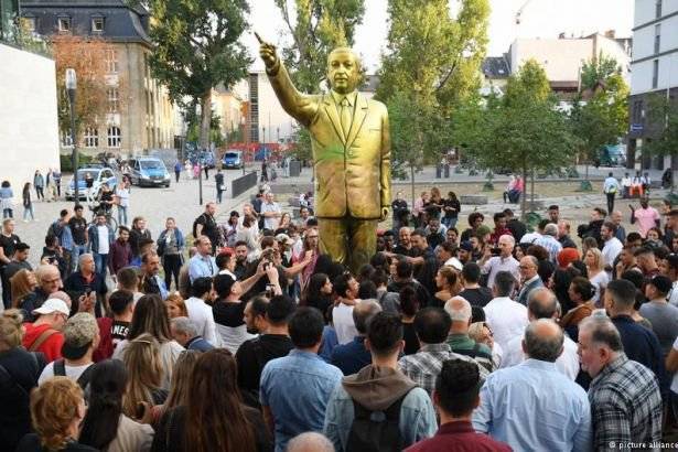 O ülkedeki Erdoğan heykeli kaldırıldı