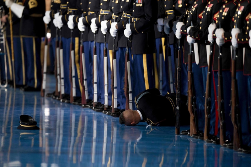 Obama'nın veda konuşmasında bir asker bayıldı, kimse müdahale etmedi