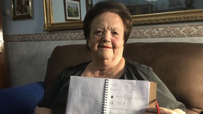 Okuma-yazma bilmeyen büyükannesine çizerek telefon rehberi yaptı