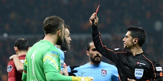 Olaylı Galatasaray-Trabzonspor maçının hakemi Deniz Ateş Bitnel PFDK'ya sevk edildi