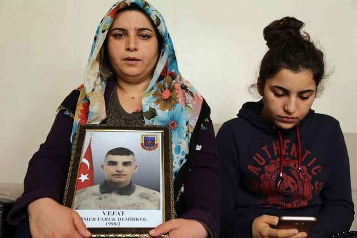 Ölen askerin annesi: Komutan tehdit etti, oğlumun ölümüne intihar süsü verildi!