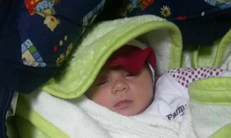 Osmaniye'de 1 aylık bebek apartman kapısına bırakıldı