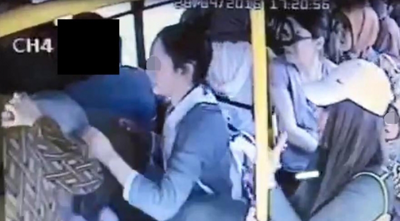 Otobüsde cinsel organını çıkartınca kadınlar tekme tokat dövdü!