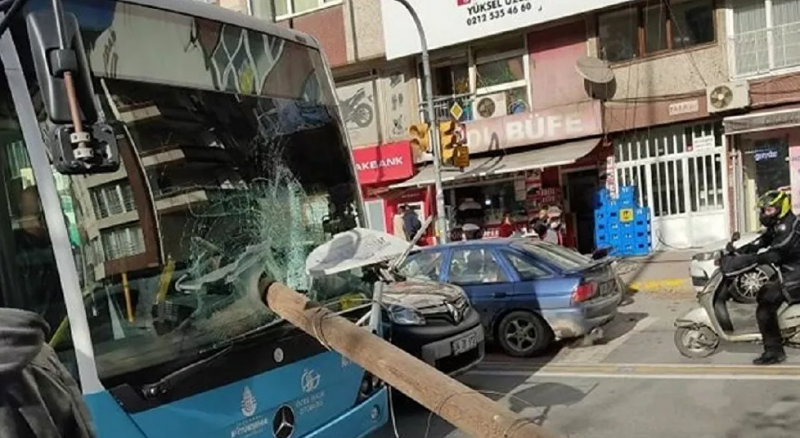 Otobüsün camından direk girdi, şoför ölümden kıl payı kurtuldu