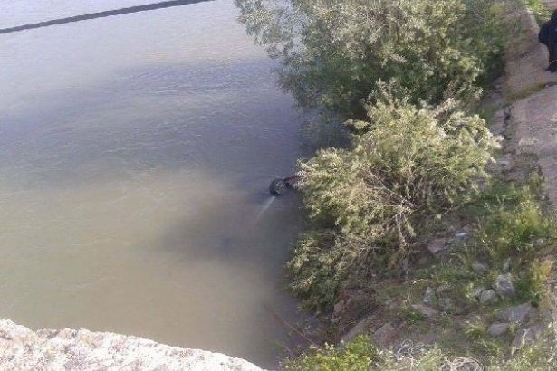 Otomobil Kızılırmak nehrine düştü: 3 ölü!