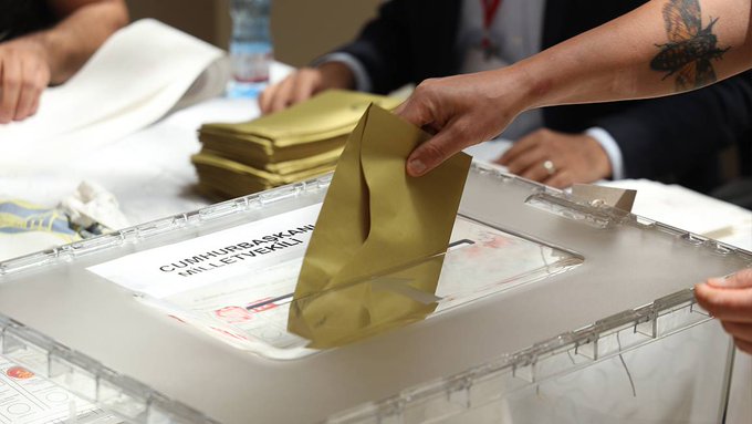 Oy kullanmaya gelen Yeşil Sol Parti ve MHP seçmenleri arasında çatışma: 4 yaralı, 2 kişi gözaltına alındı