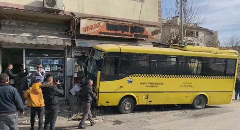 Özel halk otobüsü büfeye daldı: 1 ölü, 9 yaralı