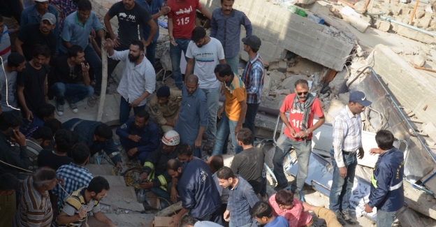 Pakistan’da bina çöktü: 3 ölü
