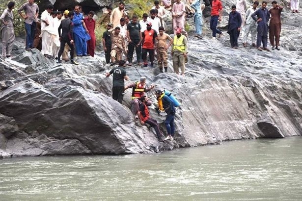 Pakistan'da otobüs nehre düştü! 24 ölü...