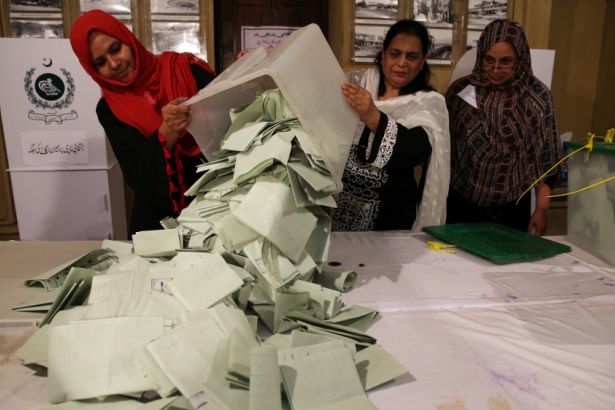 Pakistan'da seçimlere hile karıştığı iddia ediliyor