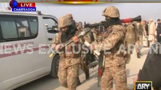 Pakistan'da üniversiteye silahlı saldırı!