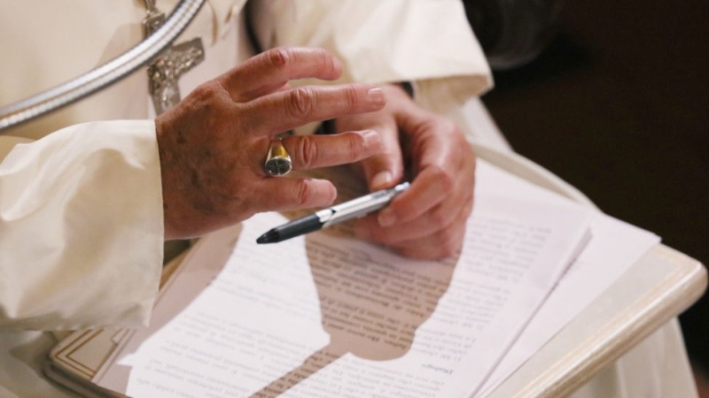 'Papa neden elini öptürmedi' tartışması