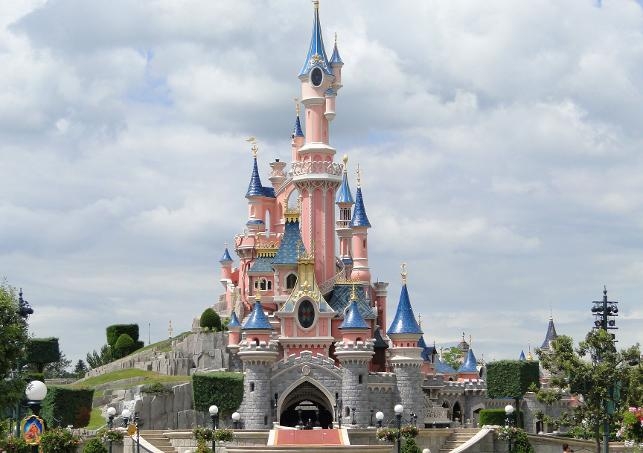 Paris Disneyland'da silahlı ve Kuran'lı bir kişi yakalandı!