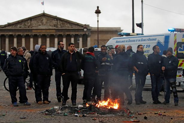Paris’te ambulans sürücüleri yolları kapattı