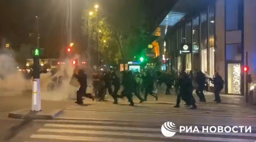 Paris'te Macron karşıtları ile polisler arasında çatışma
