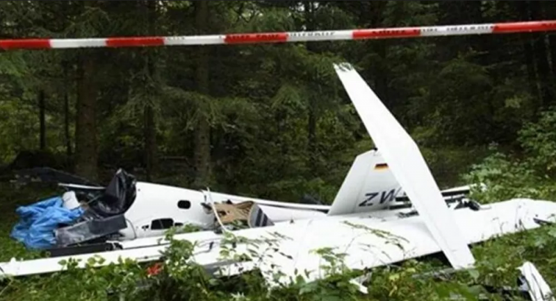 Paris'te turistleri taşıyan uçak düştü: 4 ölü