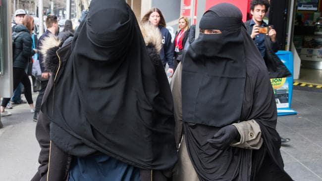 Paskalya saldırılarının ardından yüzü örten tüm kıyafetler yasaklandı