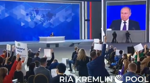 Peskov, Rus liderin yıl sonu toplantısında soru sormak için söz isteyen gazetecilere 'Bağırmayalım' diye seslenince Putin araya girdi: Bağırabilirsiniz