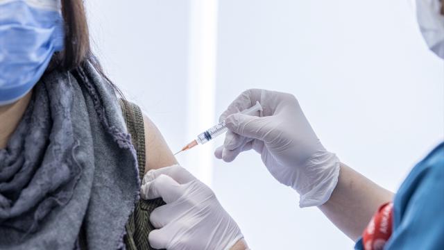 'Pfizer-BioNTech ve AstraZeneca-Oxford aşısı tek dozda bile etkili'