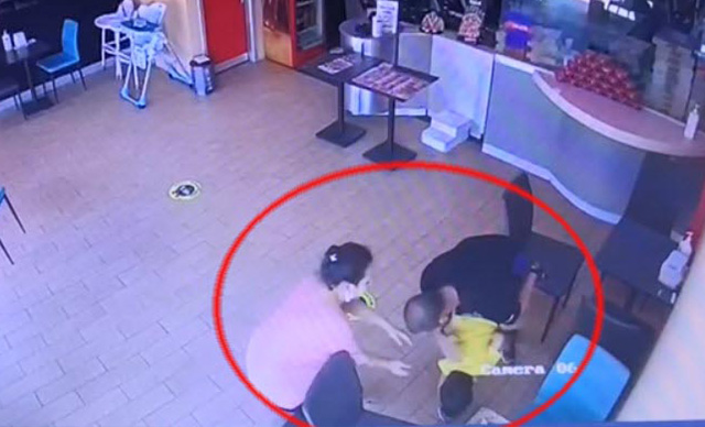 Pizza yerken nefessiz kalan çocuğu 'Heimlich' manevrasıyla kurtardı