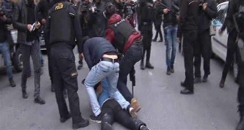 Polis, Bakırköy'deki eylemcilere boyalı mermi sıktı!