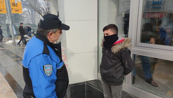 Polis bankadaki babasını bekleyen çocuğa tutanak tuttu