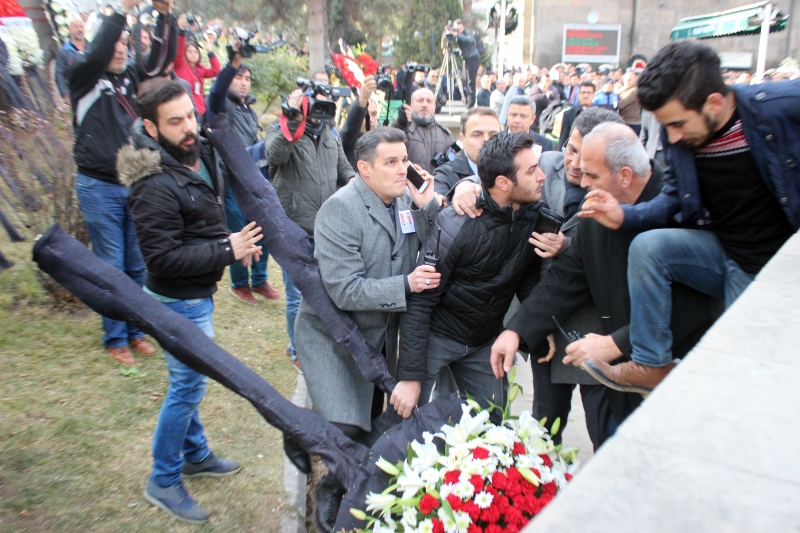 Polis cenazesinde CHP çelengini parçaladılar