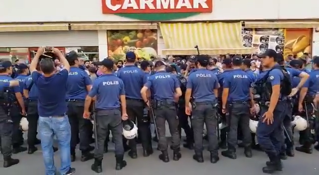 Polis, Diyarbakır'da açıklama yapmak isteyen HDP'li grubun çevresini kuşattı