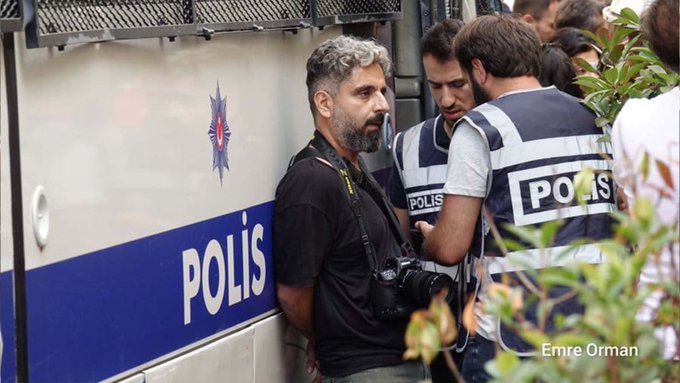 Polis, görevini yapan AFP foto muhabiri Bülent Kılıç'ı gözaltına aldı