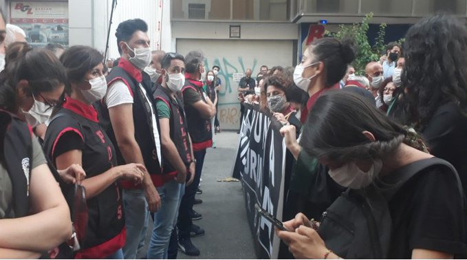 Polis İzmir'de avukatların yürüyüşüne izin vermedi