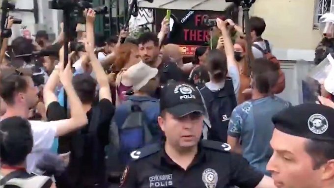 Polis, Onur Yürüyüşü için Sıraselviler Caddesi'nde toplanan kitlenin önünü kapattı