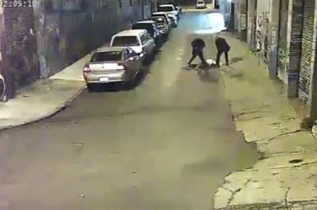 Polis sokak ortasında öldüresiye dövdü!