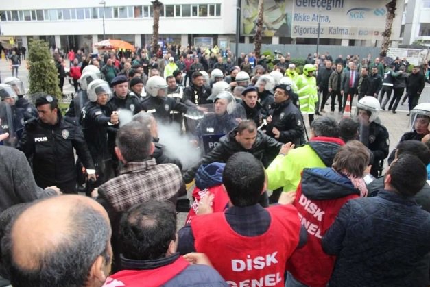 Polisin müdahalede bulunduğu İzenerji işçilerinin TİS eylemine dava