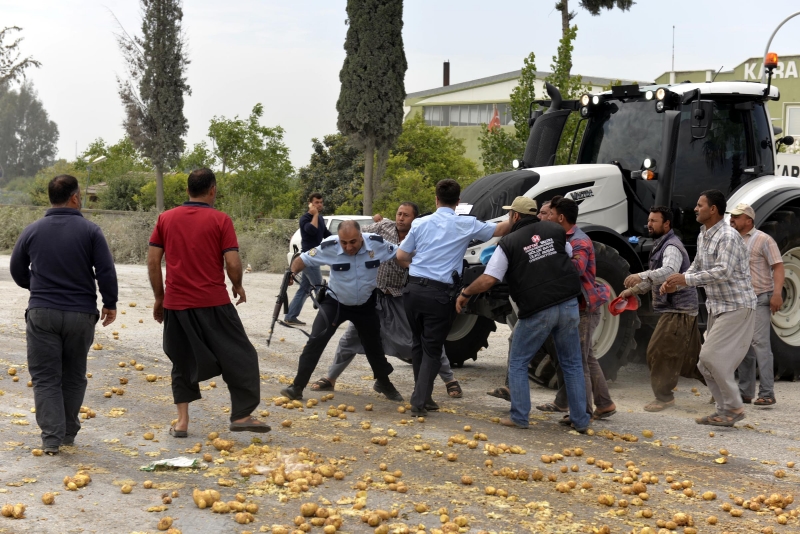 Polisin yumrukladığı çiftçi: AKP’ye verdiğim oy haram zıkkım olsun!