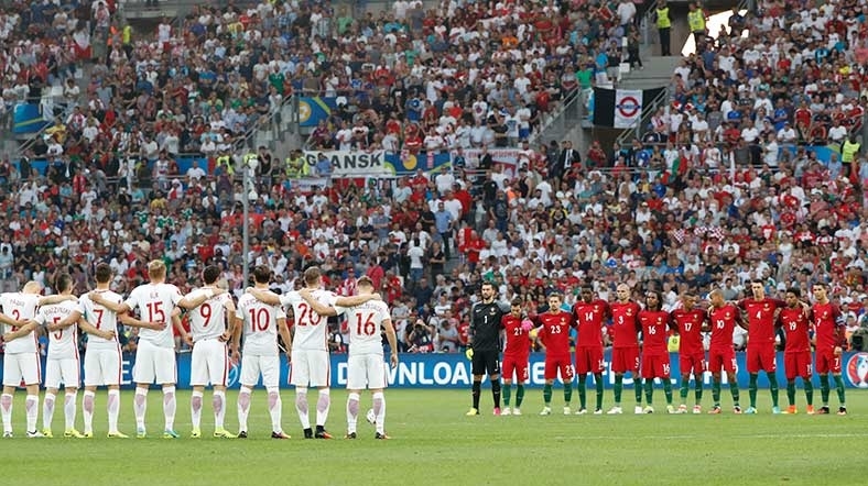 Polonya-Portekiz maçı öncesi Atatürk Havalimanı'ndaki saldırıda ölenler anıldı!